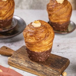 Cruffin Caramel & Hazelnuts