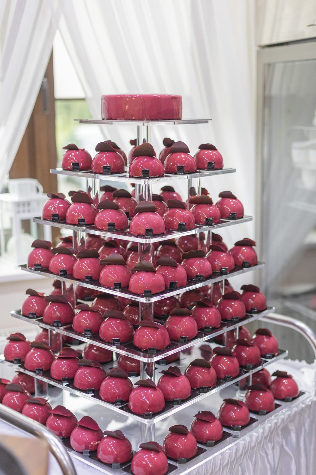 Monoportions as an alternative to a cake, especially with a larger number of guests.