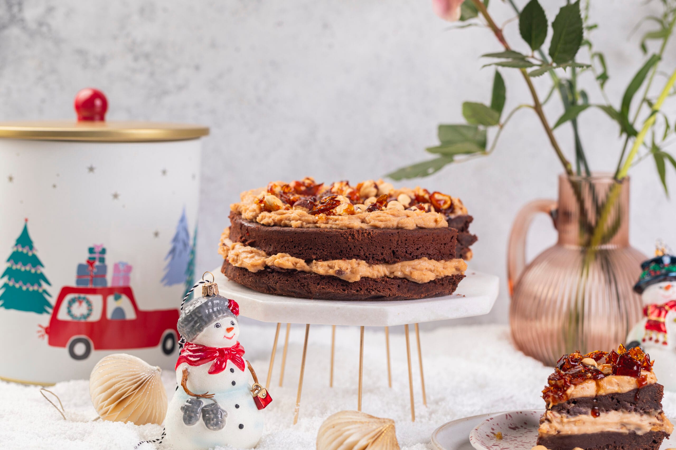 Tort brownie z kremem orzechowym i bursztynowym karmelem
