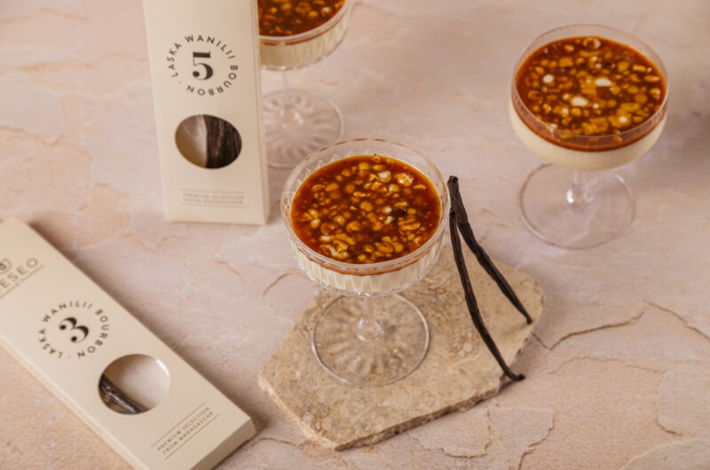 Waniliowa panna cotta z karmelem i orzechami laskowymi