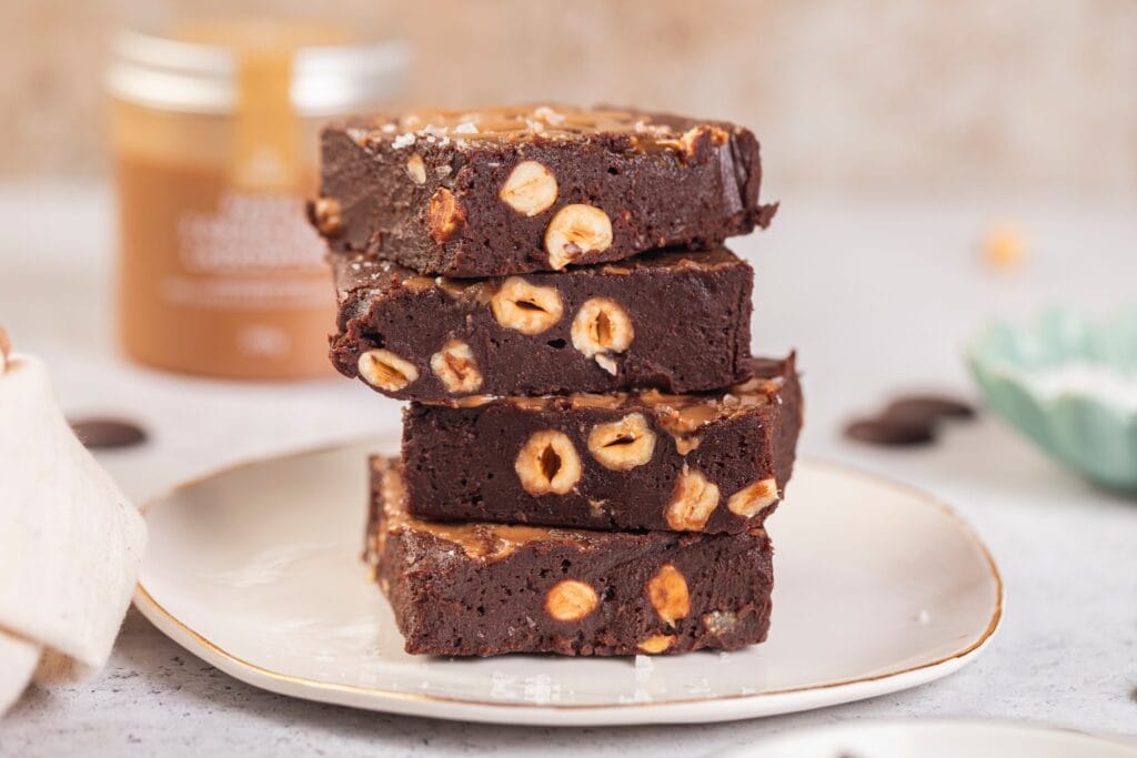Brownie z kremem laskowym i polewą orzechową