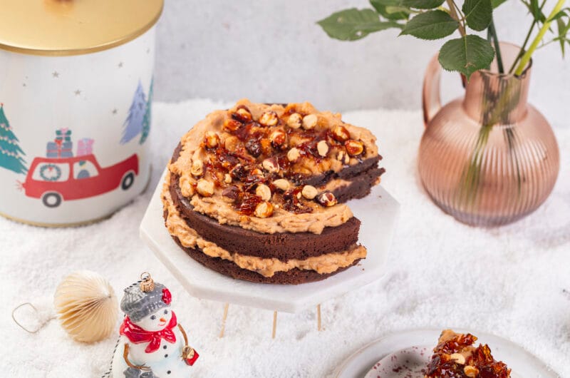 Tort brownie z kremem orzechowym i bursztynowym karmelem